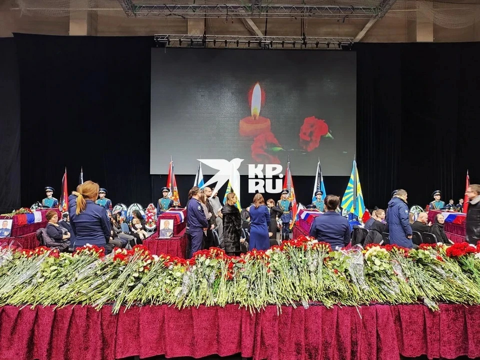 Родным погибших членов экипажа самолета ИЛ-76 вручили ордена Мужества