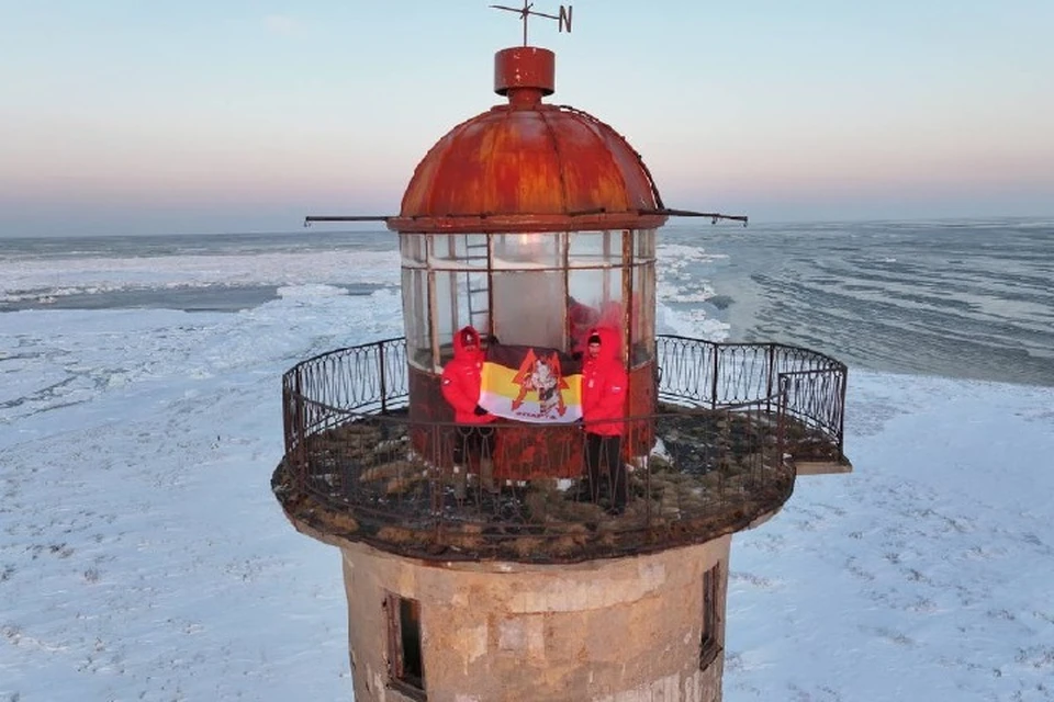 Это один из старейших действующих маяков на севере России, его огонь видят мореплаватели сразу двух морей - Белого и Баренцева. Фото: ТГ/Жога