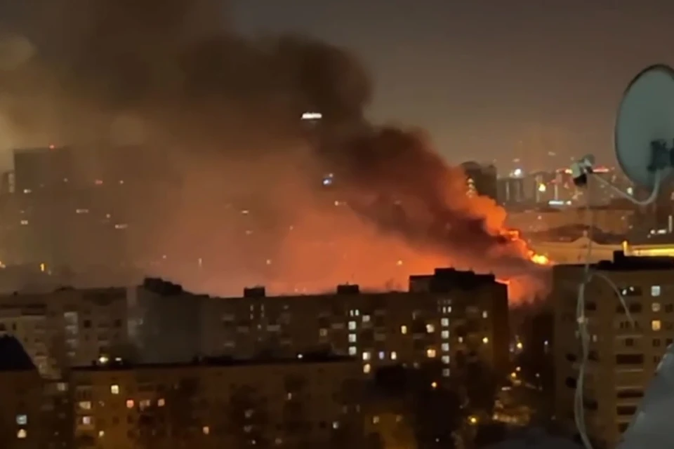 Крыша жилого дома горит в Москве. Фото: кадр видео