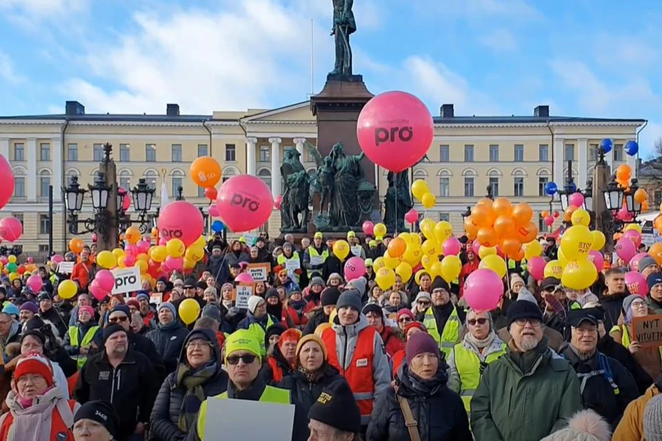 Люди все чаще выходят на акции протеста. Фото: скриншот видео Ютуб-канала "Промышленная ассоциация Финляндии".