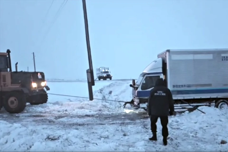 Оперативная помощь на дороге. Скриншот видео ГУ МЧС России по АК