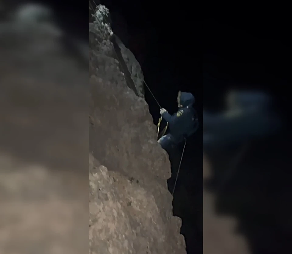 Спасатели стали альпинистами, чтобы помочь горемыке. Фото: кадр видео пресс-службы ГУ МЧС России по г.Севастополю