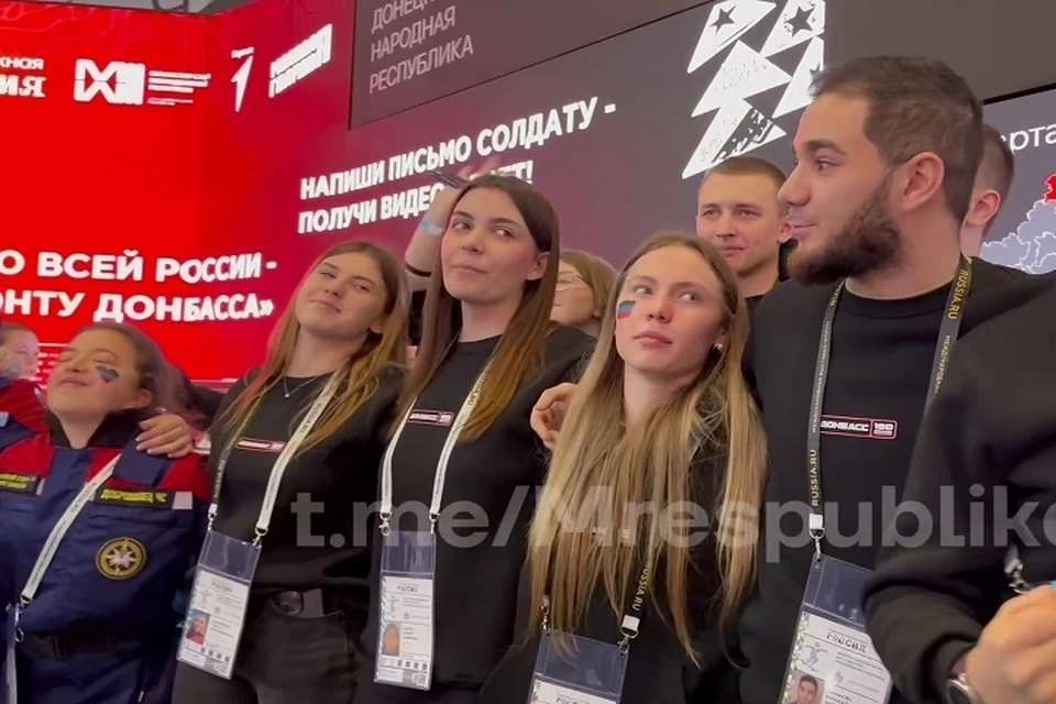 Волонтеры из ДНР спели песню «Вставай, Донбасс!» на ВДНХ в Москве. Фото: Молодая Республика