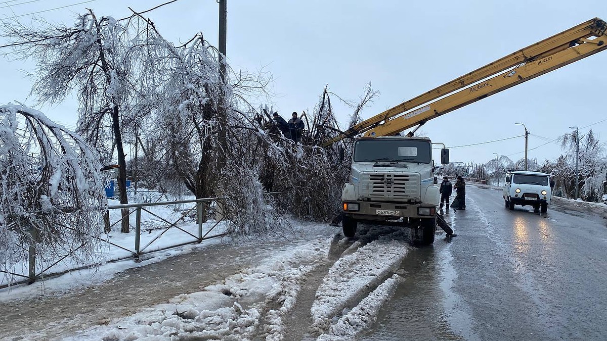 В Котельниково на юге Волгоградской области ликвидируют последствия удара  стихии - KP.RU