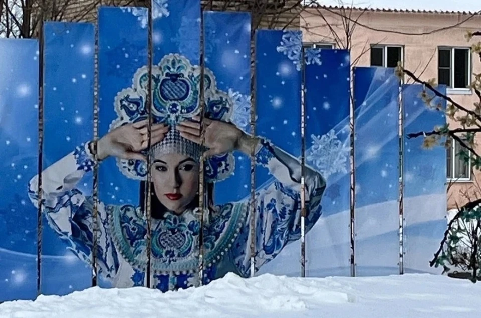 Сашу Грей в костюме Снегурочки нарисовали по заказу властей в центре Агаповки Фото: МедиаЛайм Агаповка / ВКонтакте