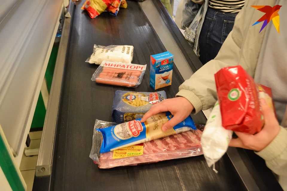 Волонтеры, вовлеченные в полезное дело, распределят продукты между теми, кто нуждается в продуктовой помощи.