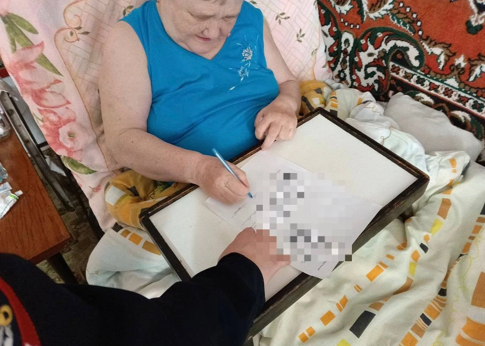 В Херсонской области полицейские вручили маломобильной женщине из отдаленного поселка в Чаплинском округе российский паспорт. ФОТО: ГУ МВД России по Херсонской области