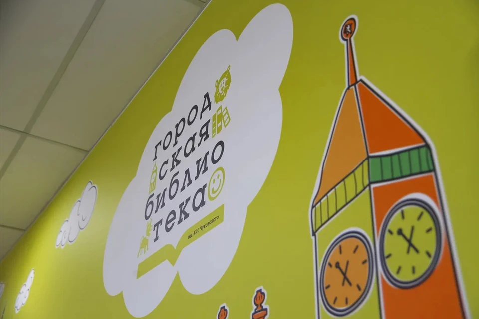 открытые двери библиотеки. куча книг. библиотека ждет своих читателей. открытая дверь в библиотеку. потайная дверь в библиотеке.