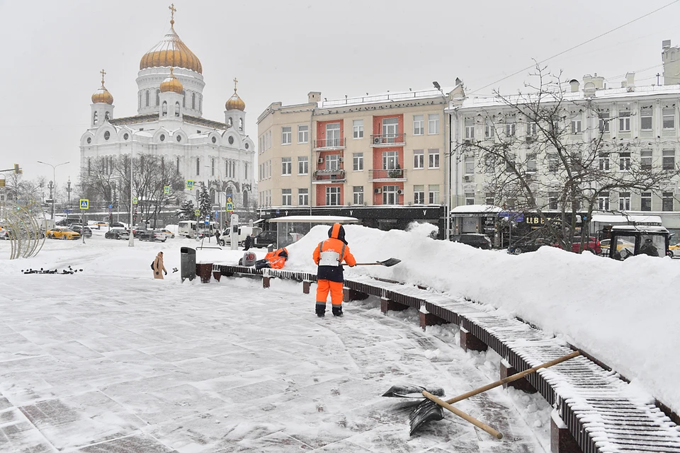 В Комплексе городского хозяйства Москвы рассказывают — уборку проводят круглосуточно