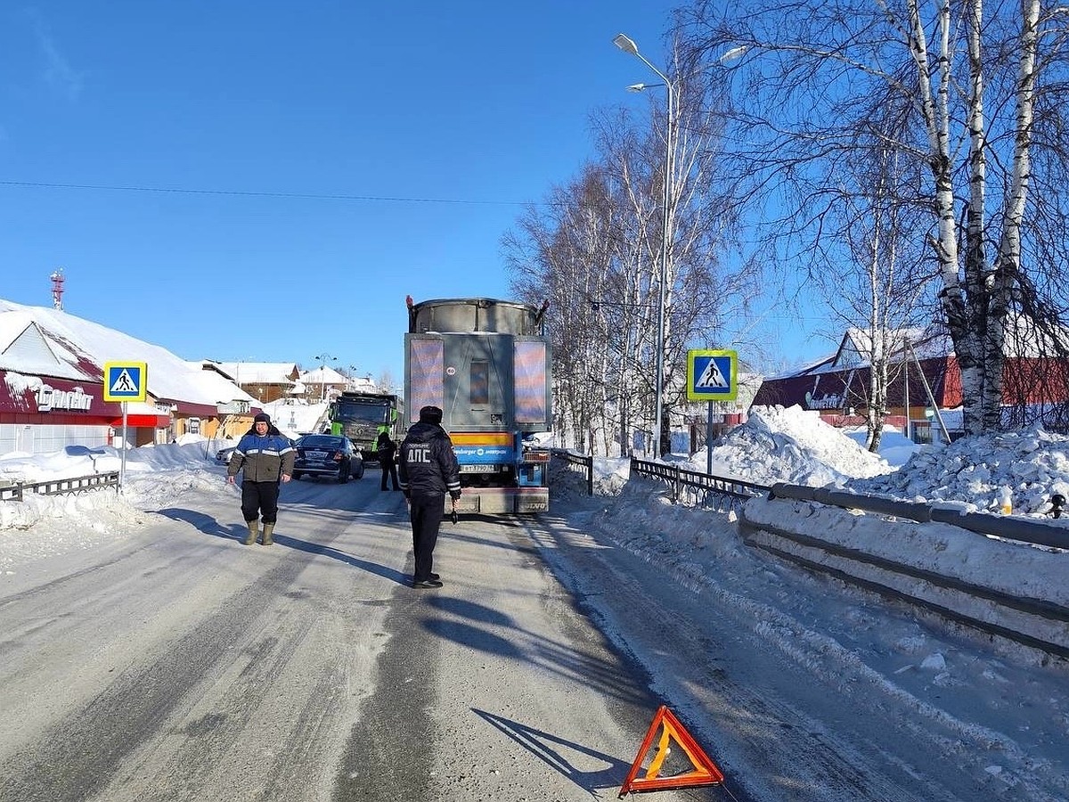 В Ивделе грузовик сбил 77-летнюю пенсионерку - KP.RU