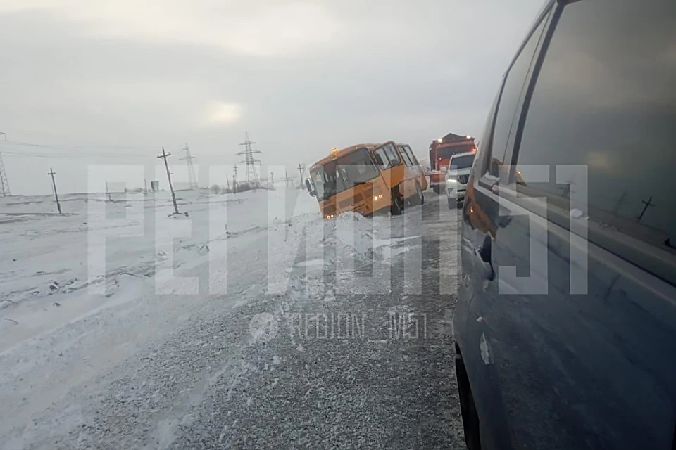 В Мурманской области автобус, который вез детей со школы Мончегорска в поселок 27-й километр, съехал в кювет. Фото: Регион51 / vk.com/murmansk.region