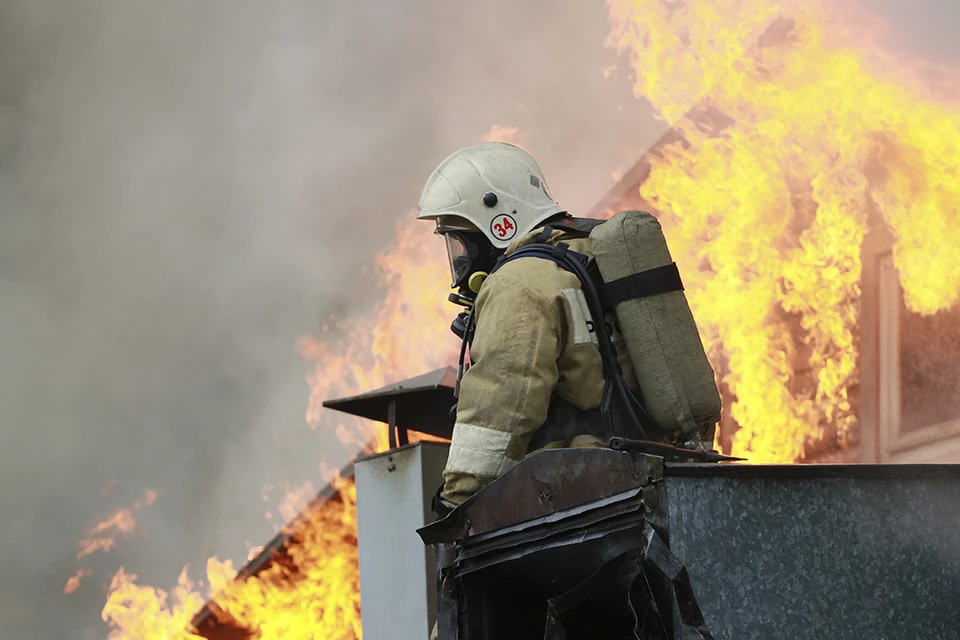 В Кемерово ликвидировано открытое горение на 1500 квадратных метров складских помещений.
