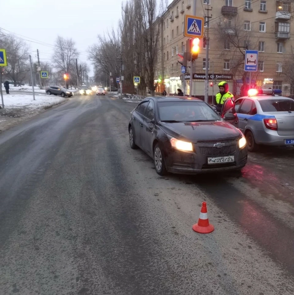 Фото: В Ленинском районе Саратова 61-летняя женщина-пешеход попала под колеса «Круза»