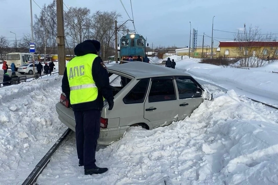 ДТП произошло днем 19 февраля на улице Вагульская 55/а. Фото: ГИБДД по Свердловской области