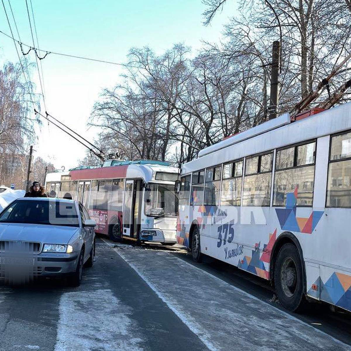 В Заволжье Ульяновска на Брестской из-за аварии закрыли движение  троллейбусов - KP.RU