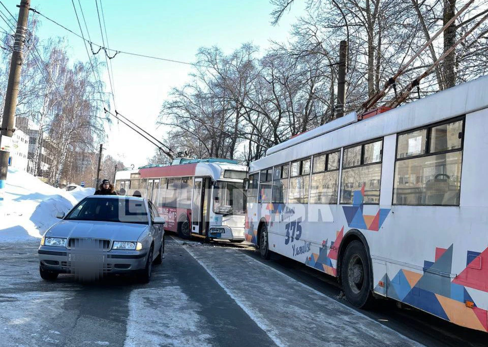 В Заволжье Ульяновска на Брестской из-за аварии закрыли движение троллейбусов | ФОТО: телеграм-канал ЧП-Ульяновск