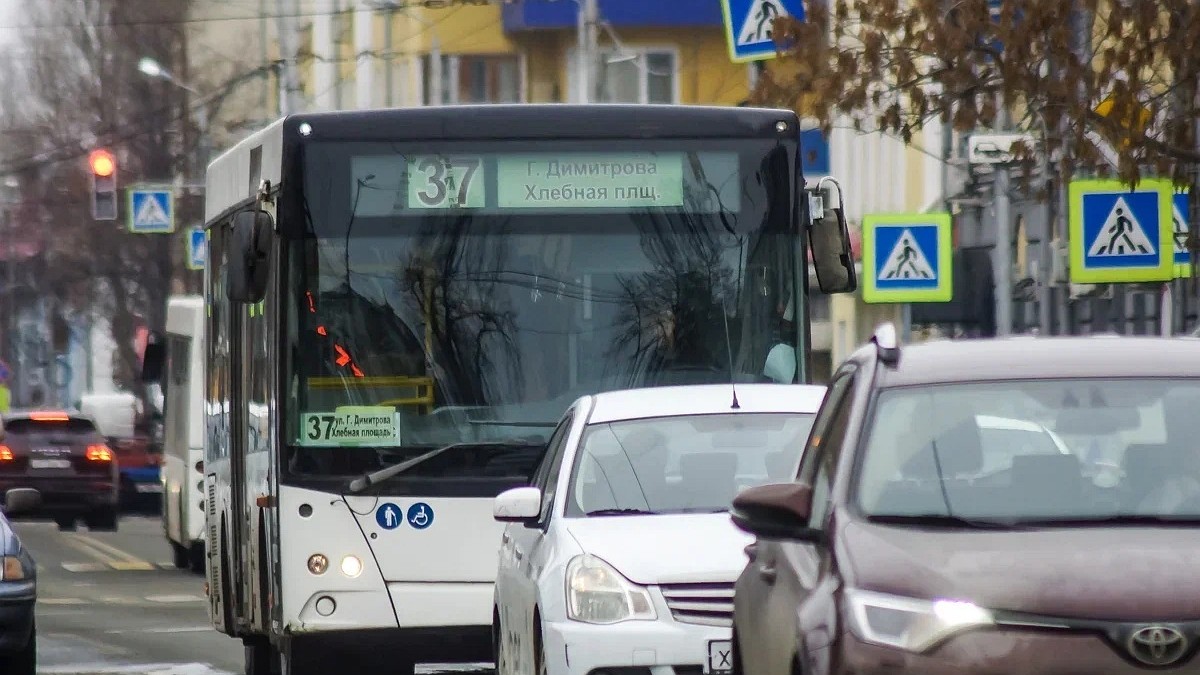 Заменить будет сложно – очереди на должность водителя нет»: в Самаре уволят  50 водителей автобусов из-за нового запрета - KP.RU