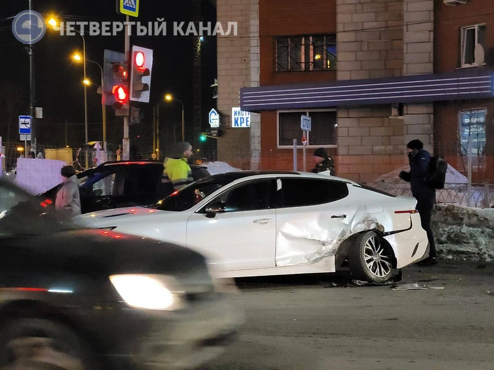 У одной из машин сильно повреждена задняя часть. Фото: Четвертый канал