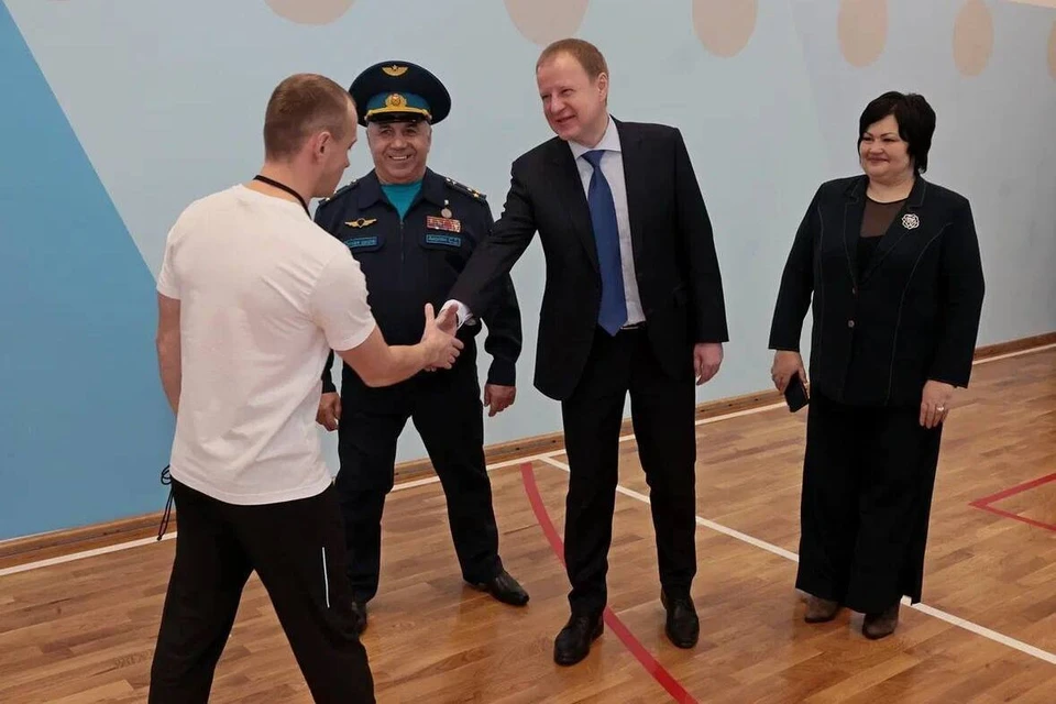 Губернатор посетил алтайскую школу-интернат с первоначальной летной подготовкой. Фото: телеграм-канал Виктора Томенко