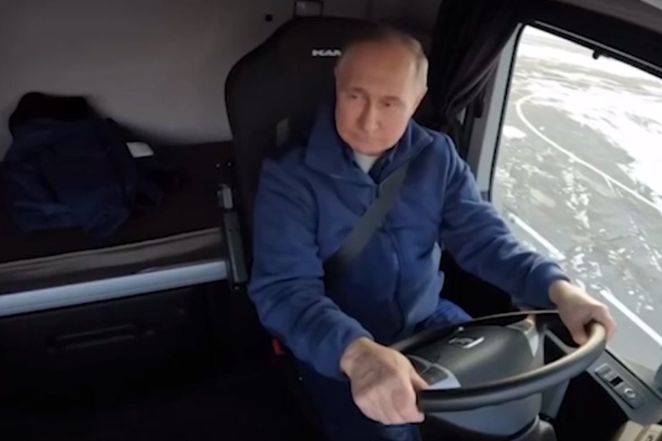 Владимир Путин воспользовался своими правами и прокатился на «КамАЗе»