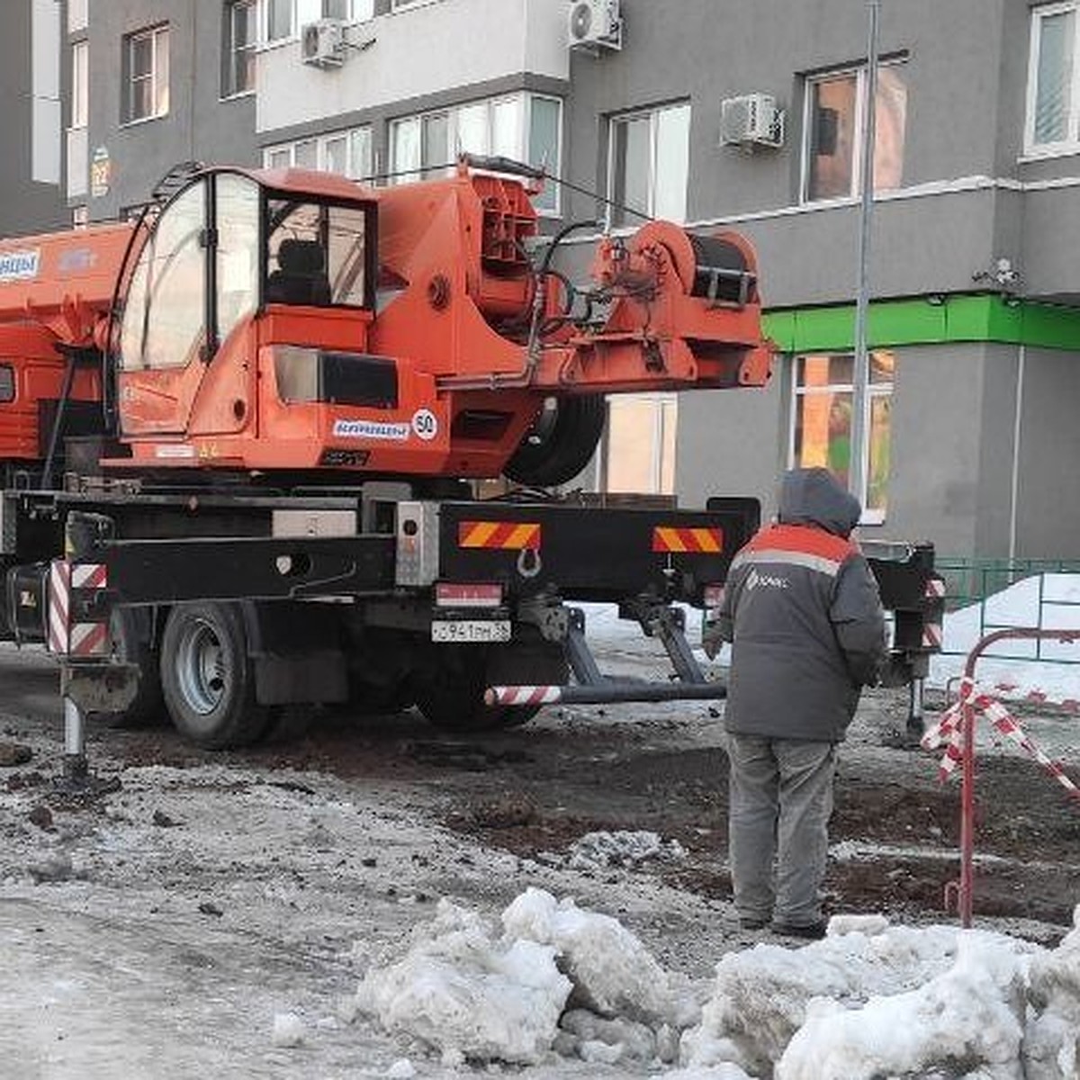 В Оренбурге на Северном проезде устраняют последствия прорыва трубопровода  - KP.RU