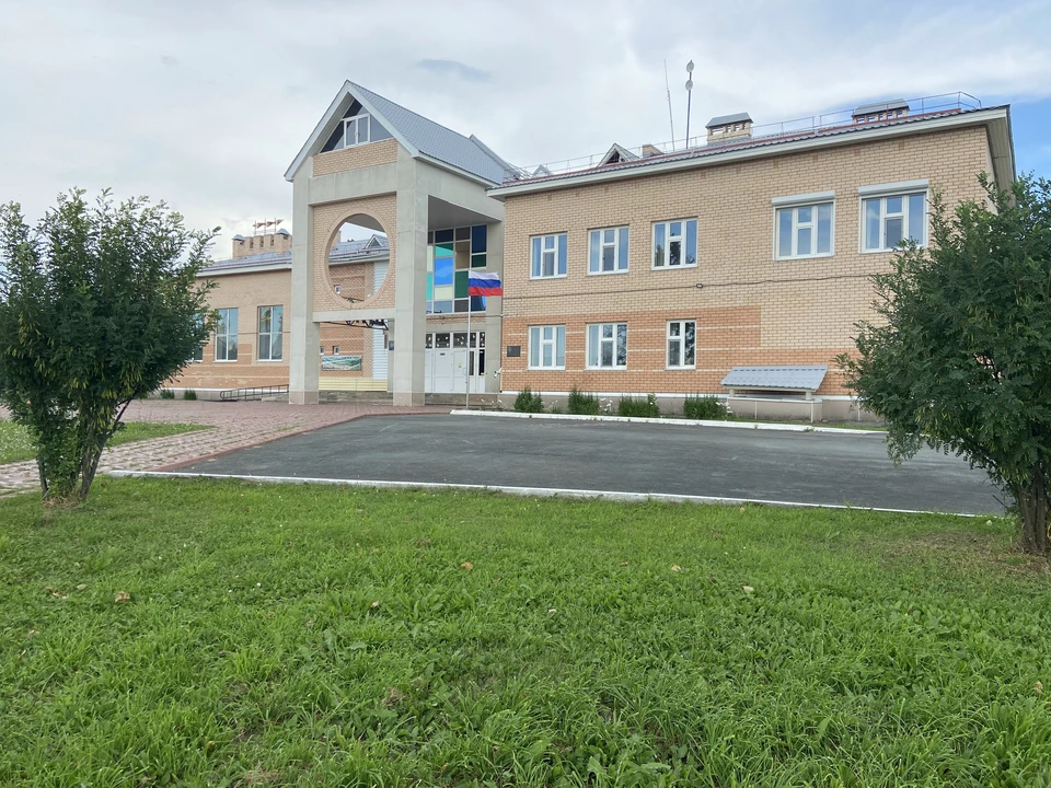 В Тюменской области в холле школы мужчина домогался до 15-летней девочки.