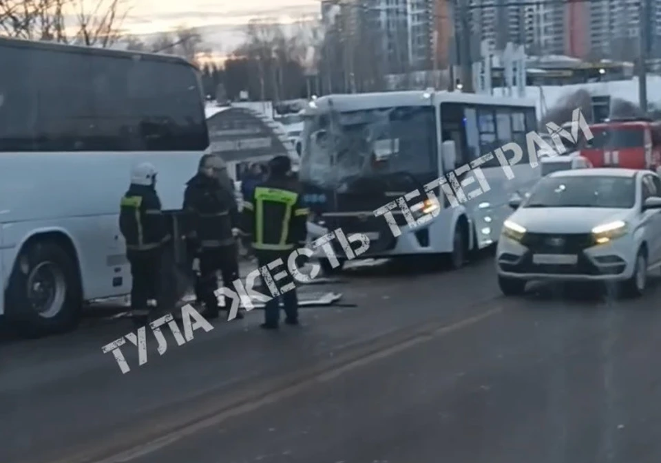 На окраине Тулы в Зареченском округе столкнулись три пассажирских автобуса. Фото: ТГ-канал "Тула. Жесть".