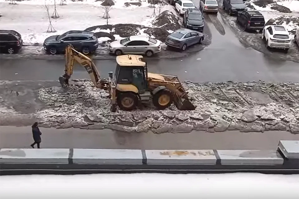 Коммунальщики из Петербурга начали убирать лед и воду с улиц тракторами. Фото: Признавашки ДТП и ЧП