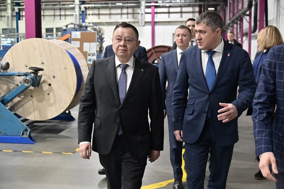 Глава Минстроя РФ Ирек Файзуллин посетил несколько промышленных предприятий. Фото: Дмитрий Махонин / Telegram