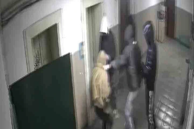 Били по голове, швыряли по подъезду: избиение подростка в Приморье попало на видео