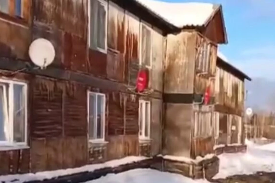 В Нягани обрушились балконы жилого дома. Фото: скриншот из видео в паблике ЧП Ямал