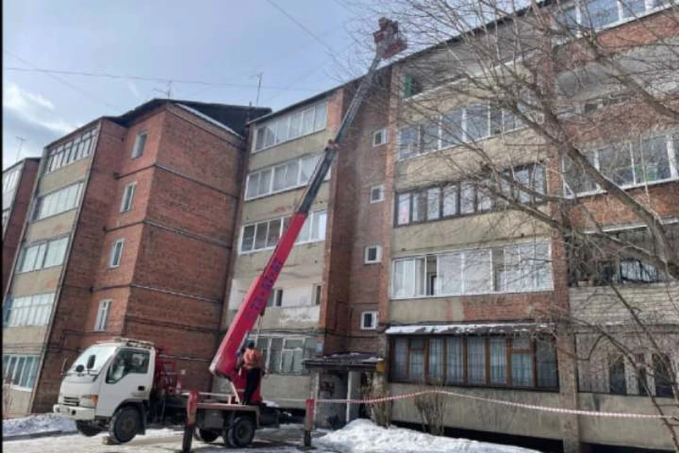 Крыши многоквартирных домов очищают от снега в Ленинском округе