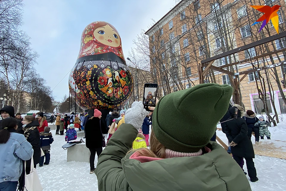 Гостей ждет огромный выбор блинов с различными начинками и безалкогольные напитки на любой вкус.