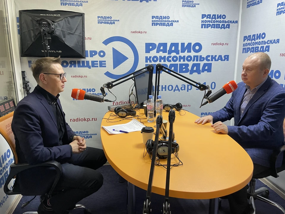 Денис Хмелевской (справа) в программе Дмитрия Михеева на радио "КП"-Краснодар. Фото: Мария ПРОКОПЕНКО