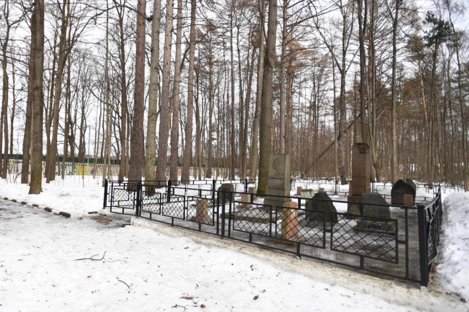 Начальник устроил разборки с подчиненным на кладбище.
