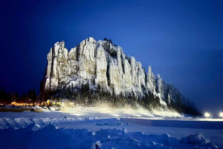 Подсветка, каток, ледовые фигуры: как выглядят обновленные Ленские столбы в Якутии