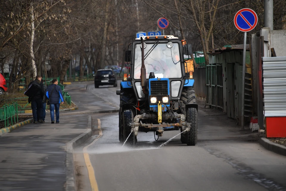 В уборке участвуют коммунальщики, местные предприятия и жители города