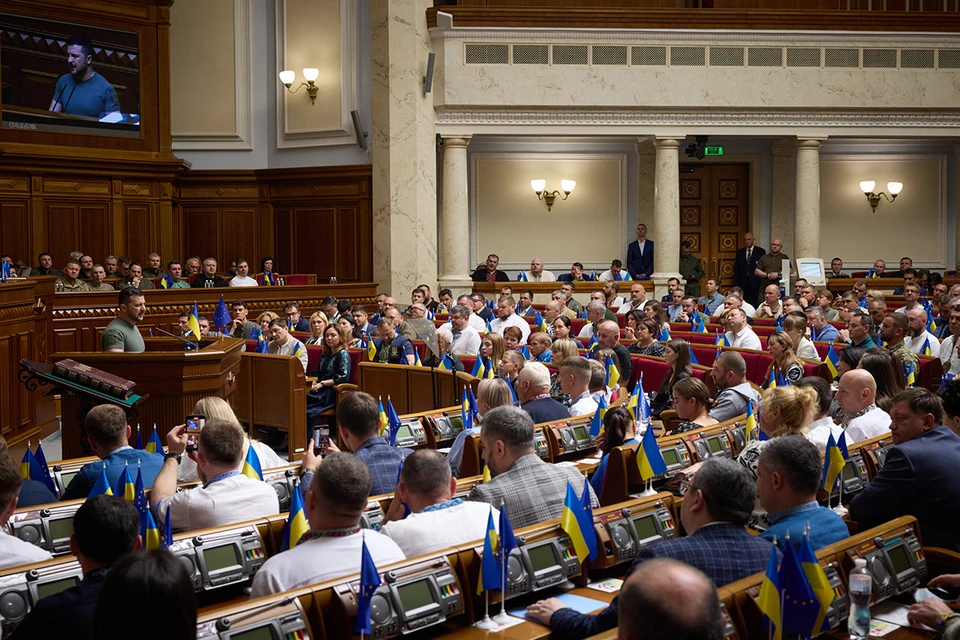 Парламентарии не горят желанием ходить на работу, а у многих уже наступило настоящее "чемоданное настроение"