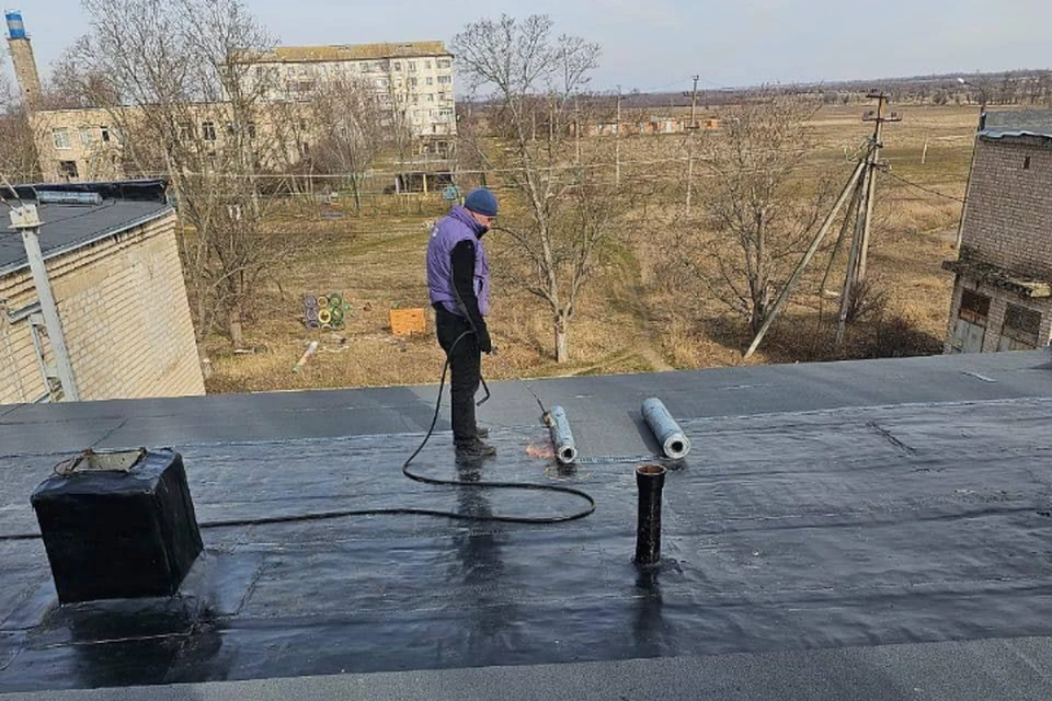 В настоящее время специалисты занимаются ремонтом крыши. ФОТО: Минстрой Запорожской области
