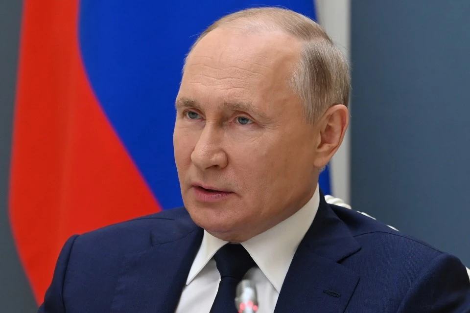 Путину продемонстрировали роботизированный комбайн для сборки томатов