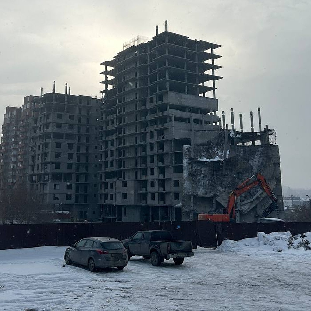 В Челябинске начали снос недостроенного ЖК у Торгового центра.  Рассказываем, что появится на его месте - KP.RU