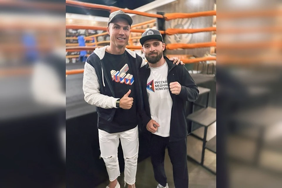 Боксер и легендарный футболист встретились в спортивном зале. Фото: пресс-служба RCC