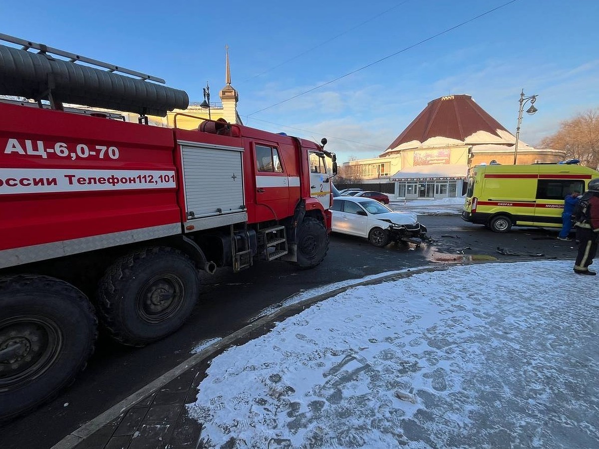 В Оренбурге на ул. Кобозева столкнулись две иномарки - KP.RU