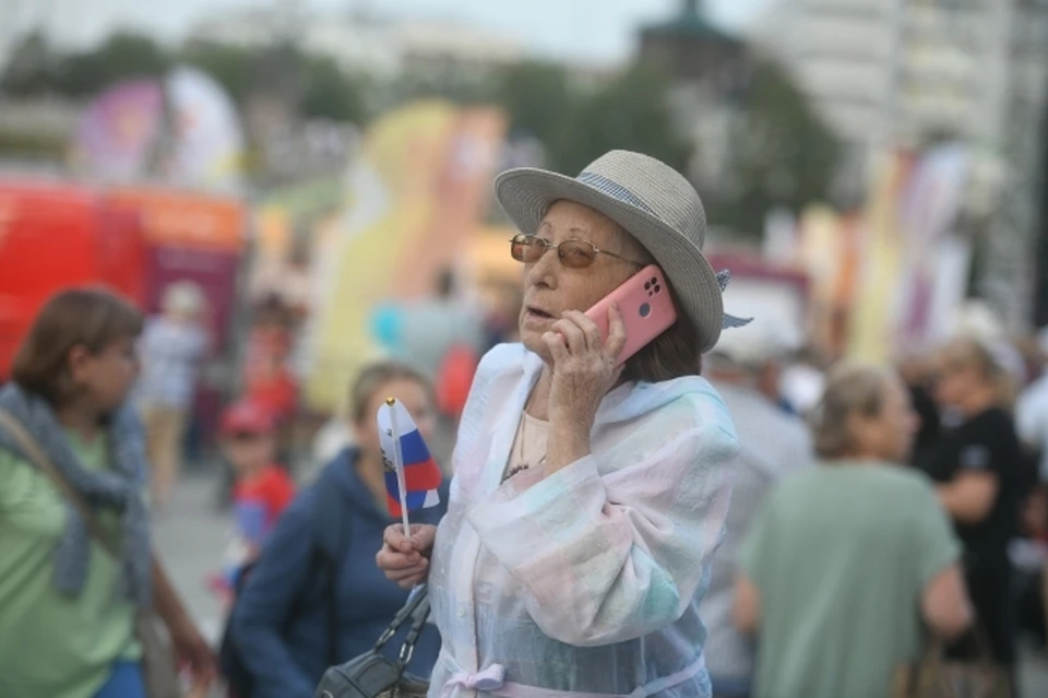 Фото: В Саратове на 71-летнюю пенсионерку напали в подъезде и сняли с нее золотые украшения