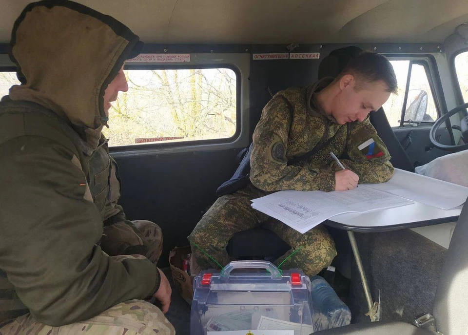 Бойцы добровольческого батальона имени Судоплатова присоединились к досрочному голосованию на выборах президента России в Запорожской области. ФОТО: Евгений Балицкий