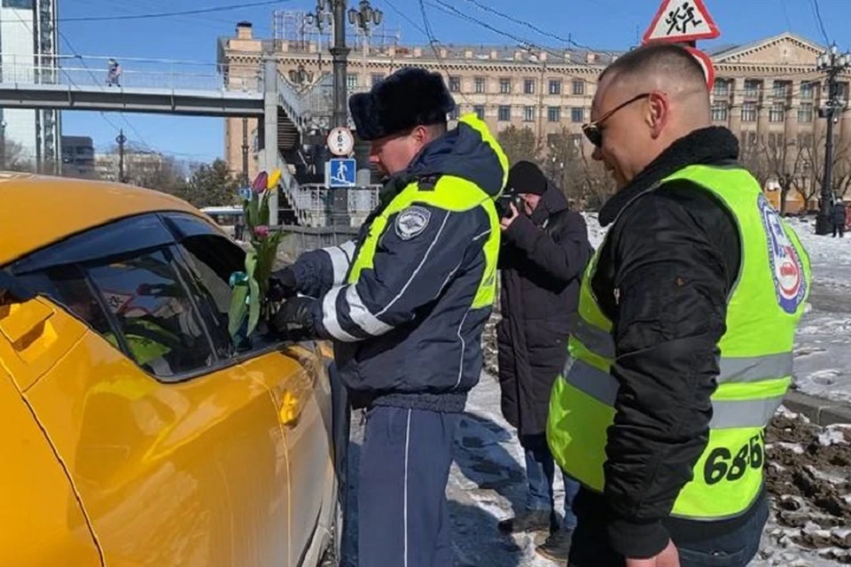 Автоинспекторы Хабаровска присоединились к акции МВД России «Цветы для автоледи» Фото: УГИБДД России по Хабаровскому краю