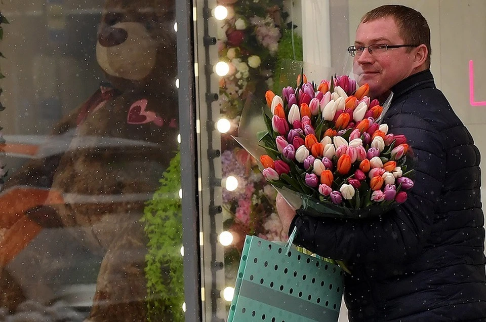 10% опрошенных женщин зачислили цветы в необычные подарки.