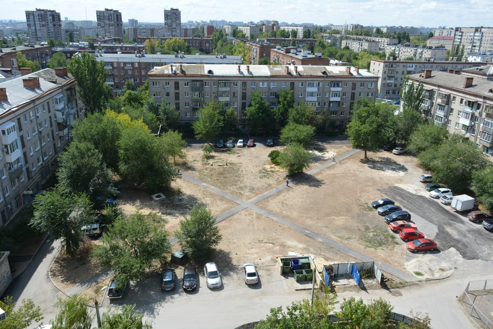 Помимо новенького асфальта возле домов делают освещение, парковки, у подъездов устанавливают лавочки и урны.