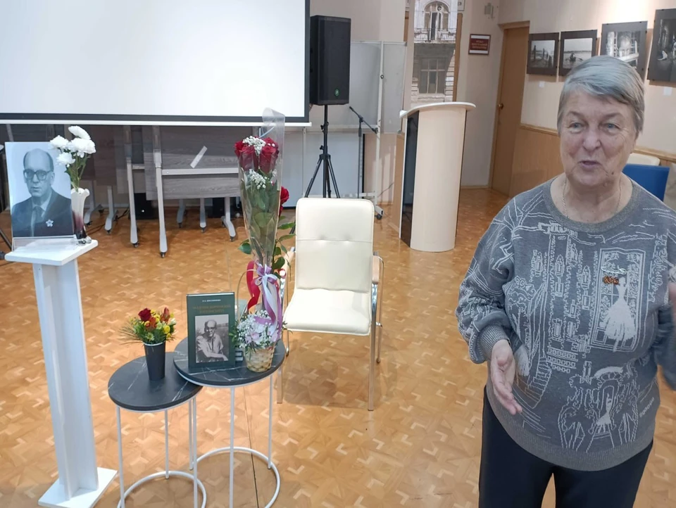 Надежда Христофорова на представлении читателям своей книги «Академик Жирмунский и его институт»
