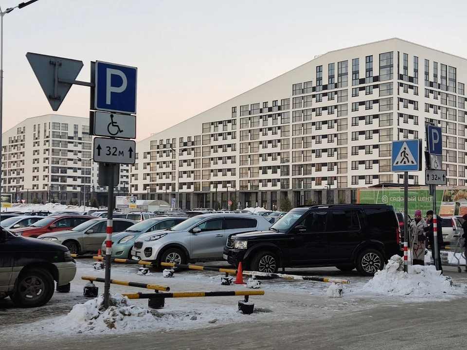 36 автолюбителей, не имея законных оснований, оставили свои транспортные средства на парковке для инвалидов. Фото: Анна Ковалёва